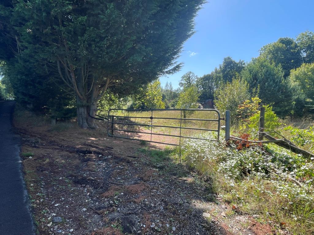 Lot: 116 - FREEHOLD LAND WITH POTENTIAL - Access gate